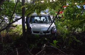 Kreispolizeibehörde Herford: POL-HF: Renault-Fahrer flüchtet zu Fuß- Bäume stoppen Alkoholfahrt