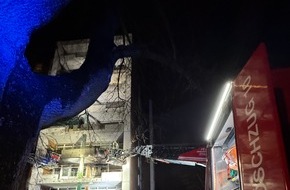 Feuerwehr Neuss: FW-NE: Balkonbrand in mehrgeschossigem Wohnhaus | Drei Löschzüge im Einsatz