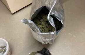 Polizei Düsseldorf: POL-D: Dealerwohnung in Friedrichstadt aufgeflogen: 63-Jähriger festgenommen - Über ein Kilogramm Marihuana und 4.800 Euro Dealgeld beschlagnahmt