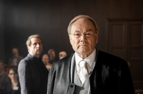 Constantin Television: MOOVIE verfilmt "Der Feind - Recht oder Gerechtigkeit nach Ferdinand von Schirach" (AT) - das Fernsehevent der ARD / Mit Klaus Maria Brandauer und Bjarne Mädel in den Hauptrollen