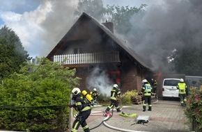 Freiwillige Feuerwehr Aurich: FW-AUR: Einfamilienhaus in Flammen