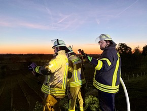 FW Weinheim: Feuer im Weinberg - Weinheimer Feuerwehr stoppt Flammen im Abendrot