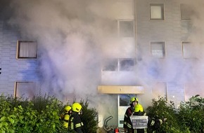 Feuerwehr Bergheim: FW Bergheim: ERSTMELDUNG: Kellerbrand in Mehrfamilienhaus - Einsatz in Bergheim dauert an