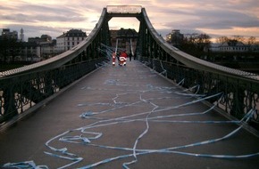Polizeipräsidium Frankfurt am Main: POL-F: 061208 - 1304 Frankfurt-Altstadt/Sachsenhausen: Eiserner Steg von Unbekannten gesperrt