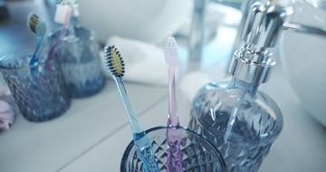 Pressemitteilung: Antibakterielle Zahnbürsten für gesünderes Zähneputzen - Silber- und Goldionen reduzieren die Keimbelastung auf den Borsten um 99 %