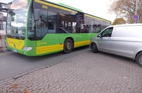 Feuerwehr Oberhausen: FW-OB: Drei Leichtverletzte nach Vollbremsung eines Linienbusses