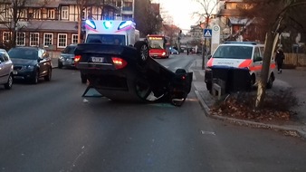 Polizeiinspektion Lüneburg/Lüchow-Dannenberg/Uelzen: POL-LG: ++ "spektakulärer Unfall" ++ Mercedes überschlägt sich beim Einparkmanöver ++ leicht verletzt ++