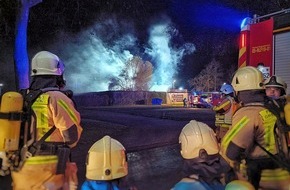 Feuerwehr Grevenbroich: FW Grevenbroich: Stundenlanger Löscheinsatz bei Brand in altem Gewerbebau / Keller mit Schaum geflutet