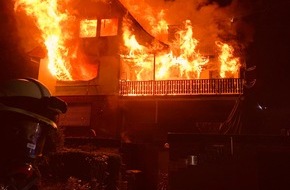 Feuerwehr Kirchhundem : FW-OE: Gebäudebrand in Kirchhundem-Rinsecke - Waldbrand kann erfolgreich verhindert werden