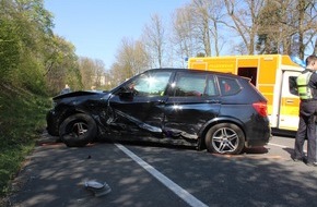 Polizei Rheinisch-Bergischer Kreis: POL-RBK: Wermelskirchen - Fahrer durch tiefstehende Sonne geblendet - eine Verletzte und hoher Sachschaden