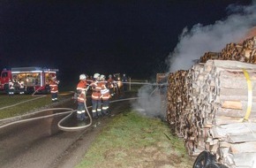 Kreisfeuerwehrverband Calw e.V.: FW-CW: Stapel mit Brennholz hat an Feldhütte gebrannt