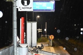 Polizeiinspektion Stade: POL-STD: Zwei unbekannte Täter sprengen Fahrkartenautomaten auf Agathenburger Bahnhof, Einbrecher in Buxtehude, Unfallopfer aus Fredenbeck Wedel verstorben, Kupfer an Stader Friedhofskapelle entwendet