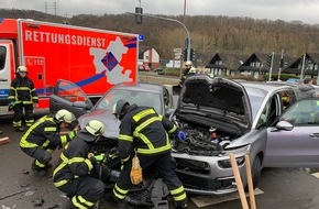 Feuerwehr Herdecke: FW-EN: Zwei Verletzte bei Verkehrsunfall