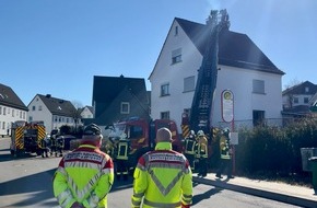 Feuerwehr Plettenberg: FW-PL: Drehleiter der Vier-Täler-Stadt unterstützt bei Brandeinsatz die Feuerwehr der Ebbegemeinde