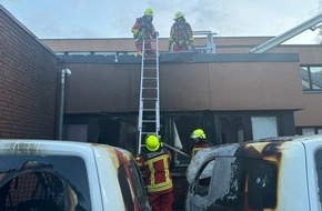 Kreisfeuerwehrverband Segeberg: FW-SE: PKW Brand greift auf Gebäude in Kaltenkirchen über