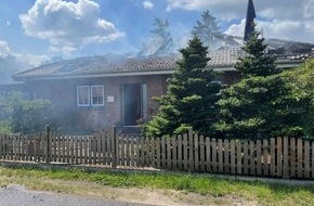 Kreisfeuerwehrverband Segeberg: FW-SE: Feuer zerstört Carport und angrenzendes Wohngebäude