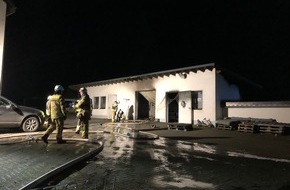 Polizeidirektion Wittlich: POL-PDWIL: Brand einer Garage mit verletzter Person