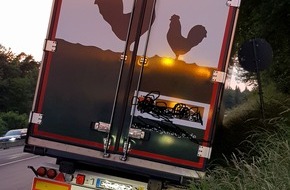 Polizeipräsidium Osthessen: POL-OH: Kurioses Ende einer Ruhezeit auf A7
Sattelzug kippt in Graben, Ruhezeit mit Alkohol