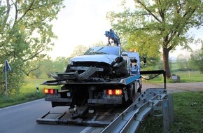 Polizei Minden-Lübbecke: POL-MI: Fahrer nach mutmaßlichem Alleinunfall flüchtig