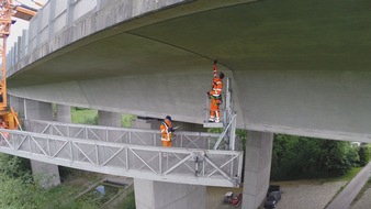 ZDFinfo: Holprige Straßen, marode Brücken, verrottete Schleusen / "ZDFzoom"-Dokumentation über die sanierungsbedürftige deutsche Infrastruktur (FOTO)