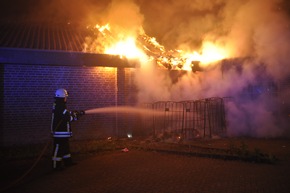 FW-KLE: Containerbrand führt zu ausgedehntem Dachstuhlbrand an einem Drogeriemarkt / Hausbewohner mussten von der Feuerwehr evakuiert werden