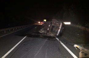 Polizeidirektion Bad Kreuznach: POL-PDKH: Verkehrsunfall auf der B 41 - Anhänger mit PKW gerät ins Schleudern und fällt um