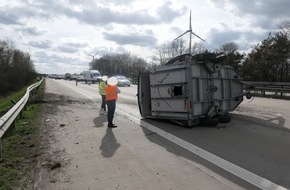 Polizeiinspektion Delmenhorst / Oldenburg - Land / Wesermarsch: POL-DEL: Autobahnpolizei Ahlhorn: Pferdeanh&auml;nger rei&szlig;t von Pkw ab und verunfallt auf Autobahn 1 im Bereich der Gemeinde Emstek +++ Kurzzeitige Vollsperrung der Richtungsfahrbahn ...