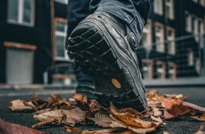 BG BAU Berufsgenossenschaft der Bauwirtschaft: Herbst auf der Baustelle: sichtbar sein und trittsicher arbeiten