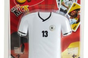 Mattel GmbH: UNO® jetzt in schwarz-rot-gold / Mit UNO SuperKick stimmen sich Fußballfans auf die Fußball- Europameisterschaft 2012 ein und können im Spiel selbst Teil der deutschen Nationalmannschaft werden (BILD)