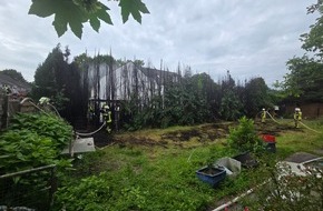 Feuerwehr Datteln: FW Datteln: Heckenbrand greift auf Schuppen und Wohngeb&auml;ude &uuml;ber
