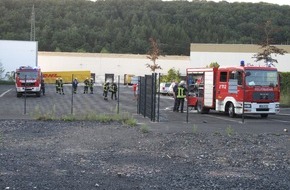 Feuerwehr der Stadt Arnsberg: FW-AR: "Die Sicherheit der Asylsuchenden hat für uns oberste Priorität." - Arnsberger Feuerwehr übt den Ernstfall in Neheimer Asylbewerberunterkunft