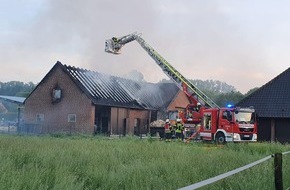 Freiwillige Feuerwehr Bedburg-Hau: FW-KLE: Scheunenbrand auf Firmengelände