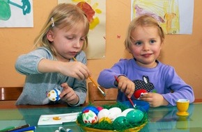 R+V Infocenter: R+V: Ostereier bemalen - Kinder vor Salmonellen schützen