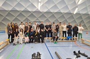 Polizeipr&auml;sidium Recklinghausen: POL-RE: Gladbeck: Sport verbindet: Projekt der Polizei Recklinghausen an der Ingeborg-Drewitz-Gesamtschule