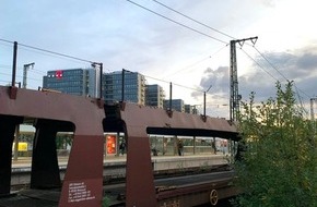 Bundespolizeidirektion München: Bundespolizeidirektion München: Keine Fotos im Gleisbereich!
Vater und Sohn auf Güterzug