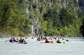 Jochen Schweizer GmbH: Wildes Wasser und Adrenalin für Promis und Influencer beim Jochen Schweizer-Kajak-Event "Water goes wild" in der Imster Schlucht