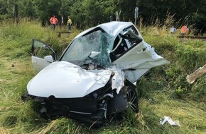 Bundespolizeiinspektion Frankfurt/Main: BPOL-F: Unfall am Bahnhübergang - Autofahrerin schwer verletzt