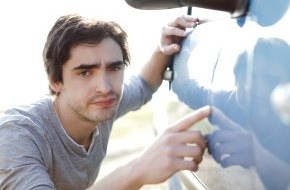 CosmosDirekt: Parkrempler mit dem Auto: Wie verhalte ich mich richtig?