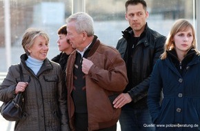 Landeskriminalamt Rheinland-Pfalz: LKA-RP: Sicher durch die Weihnachtszeit - wie man sich wirksam vor Taschendieben schützen kann