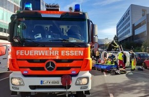 Feuerwehr Essen: FW-E: Pkw prallt in geparkte Fahrzeuge und kommt auf der Fahrerseite zum Liegen - 51-Jährige schwer verletzt