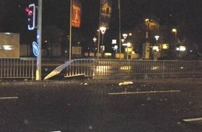 Polizeiinspektion Hameln-Pyrmont/Holzminden: POL-HM: Daimler schleudert in Geländer - Fahrer flüchtet von der Unfallstelle