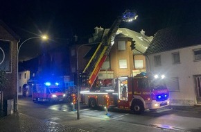 Feuerwehr Grevenbroich: FW Grevenbroich: Rauchmelder rettet Leben: Feuerwehr löscht Brand in Mehrfamilienhaus und rettet Frau aus Wohnung