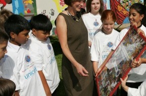 UNICEF Deutschland: UNICEF-Schirmherrin Eva Luise Köhler nimmt 1000 Kinderwünsche entgegen