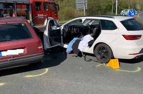 Feuerwehr Recklinghausen: FW-RE: Verkehrsunfall mit technischer Rettung - Zwei verletzte Personen