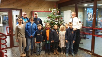 Polizeiinspektion Rotenburg: POL-ROW: ++ Jugendfeuerwehr Salamander schmückt den Polizei-Weihnachtsbaum ++