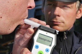 Polizei Mettmann: POL-ME: Unter Alkoholeinfluss und ohne Führerschein gefahren - Velbert - 1808100