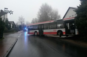 Polizeiinspektion Hameln-Pyrmont/Holzminden: POL-HM: Glätteunfall mit Linienbus - glücklicherweise nur eine leicht verletzte Fußgängerin