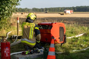 FW Flotwedel: Brennende Ballenpresse sorgt für überörtlichen Feuerwehreinsatz bei Papenhorst