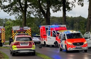Freiwillige Feuerwehr Marienheide: FW Marienheide: PKW prallt frontal gegen Baum - eine Person durch die Feuerwehr aus Fahrzeug befreit