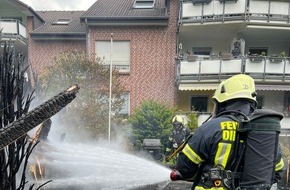 Feuerwehr Dinslaken: FW Dinslaken: Gartenlaube in Vollbrand